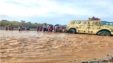 ​إنقاذ شخصين ومركبة مواطن من مجرى السيول في وادي الشط